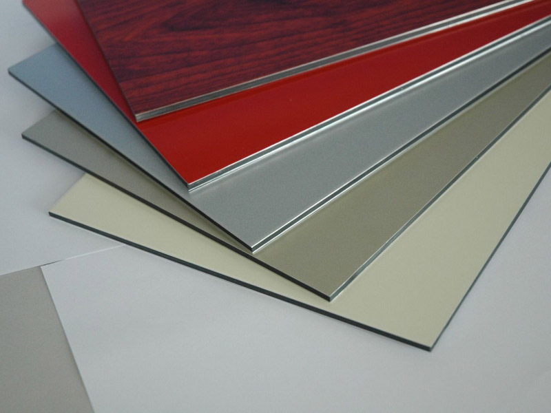 mesin pemotong papan aluminium-plastik otomatis